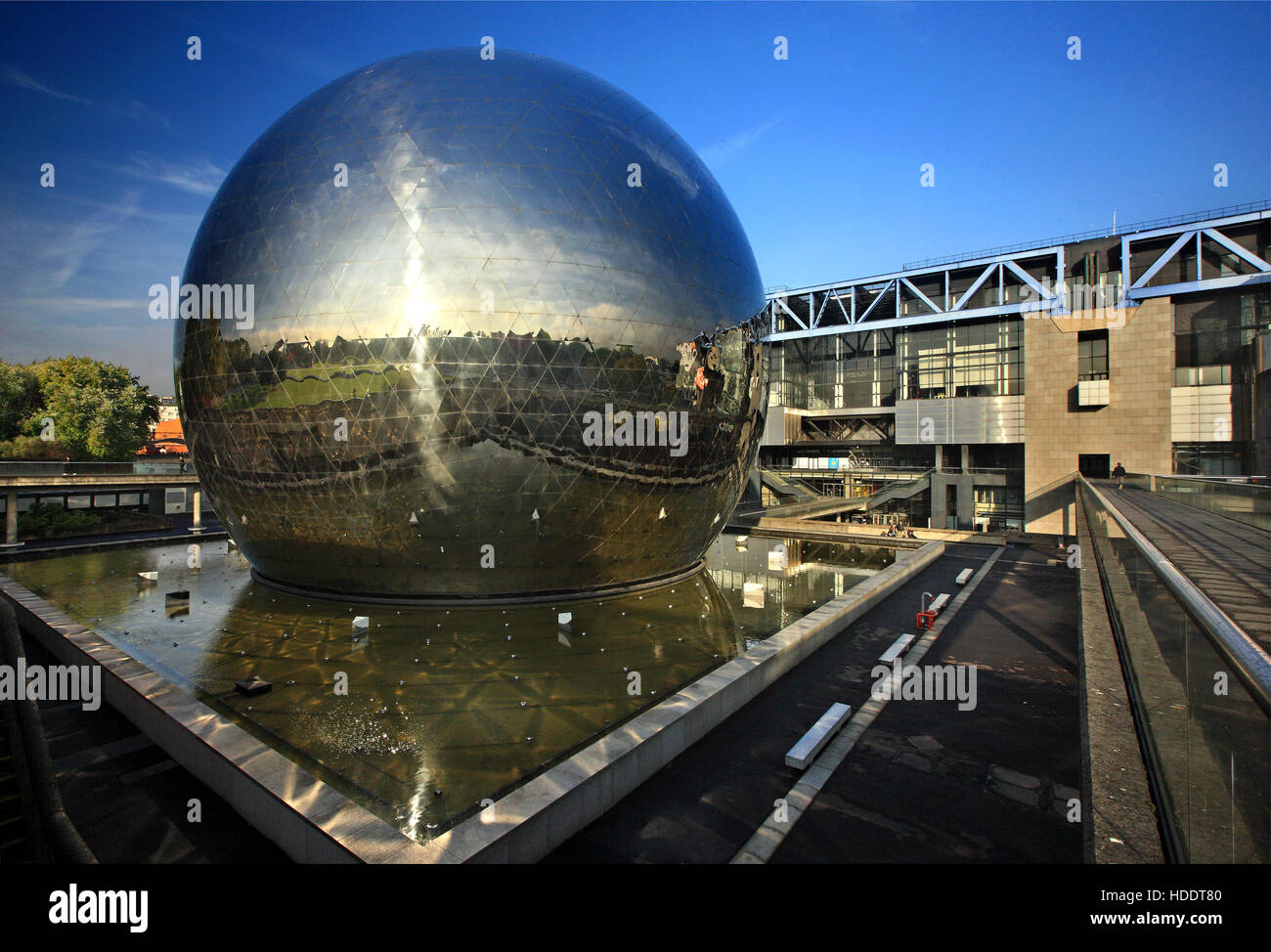 Il mondo di La Géode nel Parc de la Villette presso la "Cité des Sciences et de l'Industrie", Parigi, Francia. Foto Stock