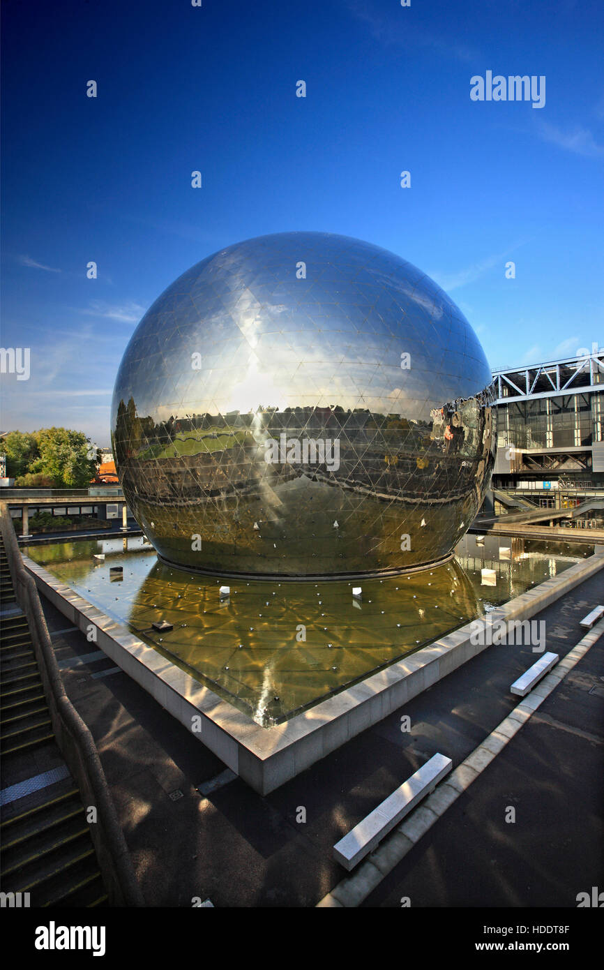 Il mondo di La Géode nel Parc de la Villette presso la "Cité des Sciences et de l'Industrie", Parigi, Francia. Foto Stock