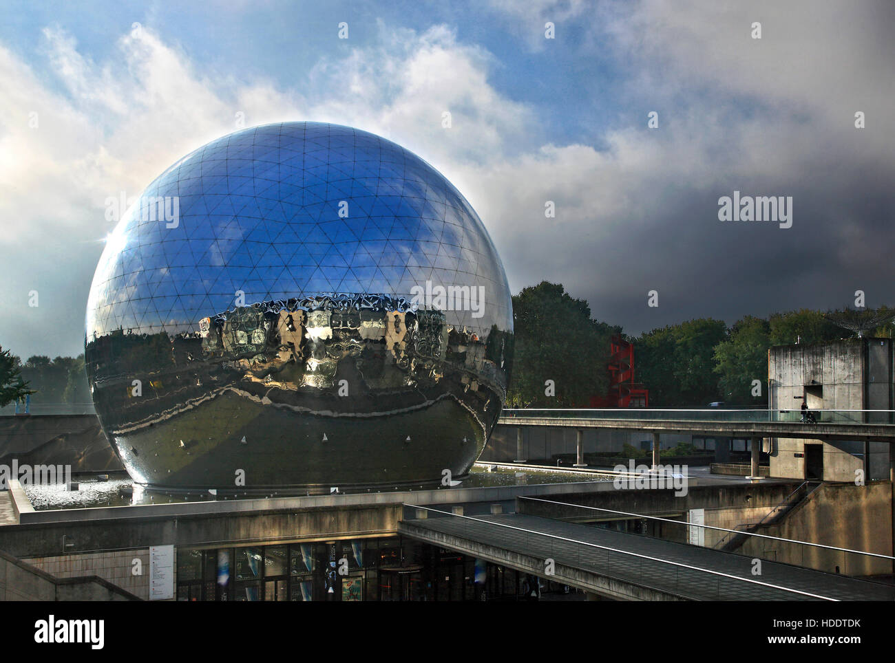 Il mondo di La Géode nel Parc de la Villette presso la "Cité des Sciences et de l'Industrie", Parigi, Francia. Foto Stock