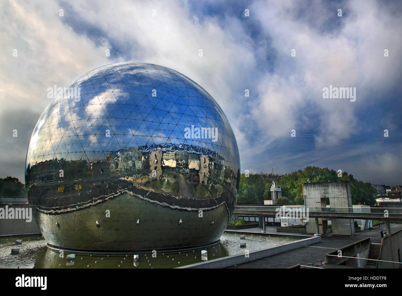 Il mondo di La Géode nel Parc de la Villette presso la "Cité des Sciences et de l'Industrie", Parigi, Francia. Foto Stock