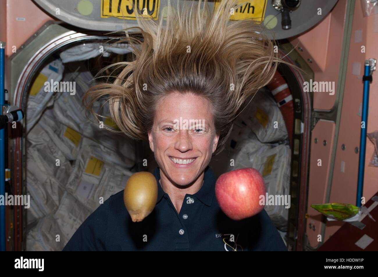 La NASA Stazione Spaziale Internazionale Expedition 36 astronauta Karen Nyberg galleggianti accanto a frutto in assenza di gravità nel nodo 1 modulo Agosto 13, 2013 in orbita intorno alla terra. Foto Stock