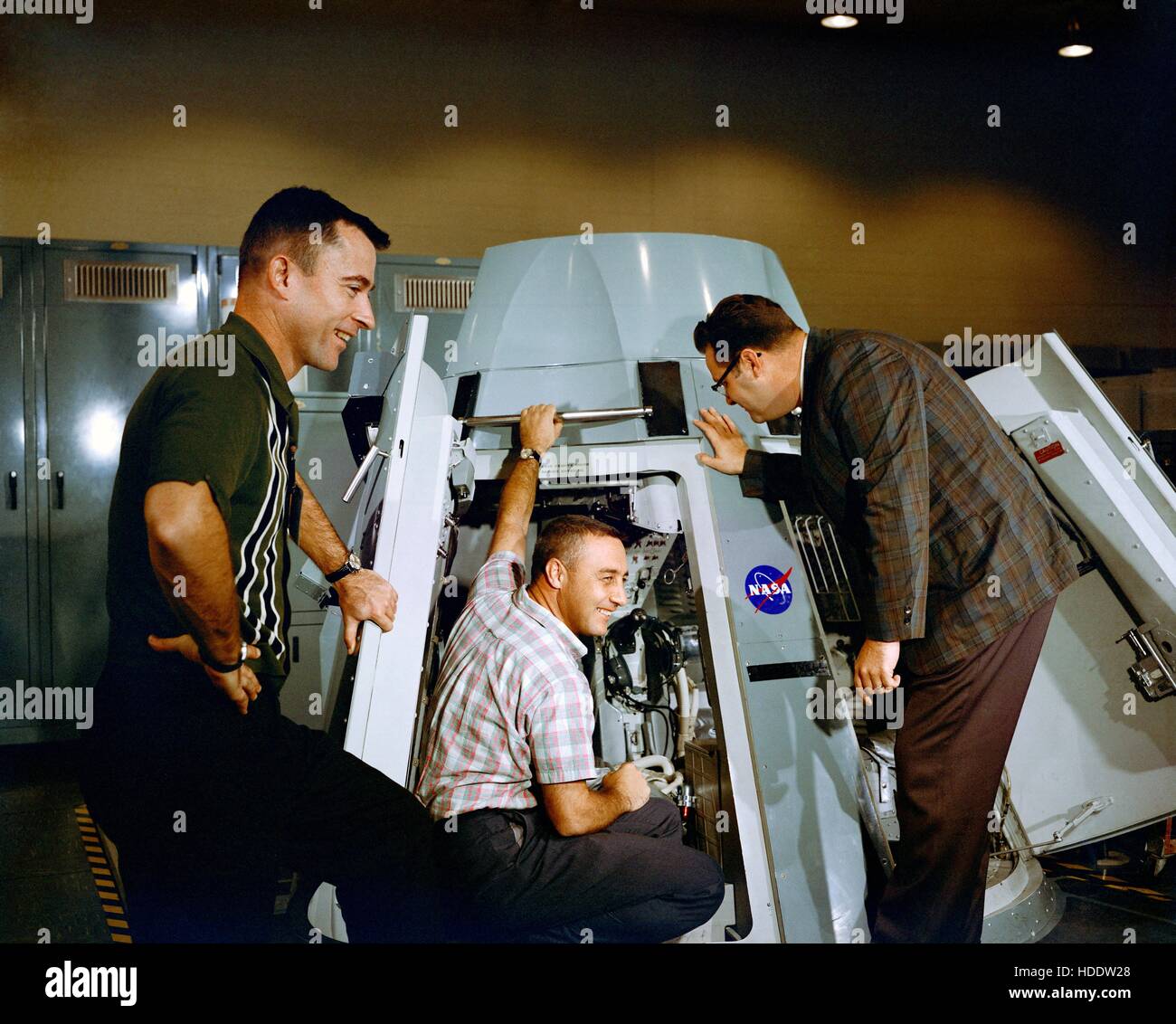 La NASA Gemini-Titan 3 primo equipaggio astronauti John Young (sinistra) e Gus Grissom ispezionare l'interno del veicolo spaziale Gemini presso il Kennedy Space Center mission control center Novembre 19, 1964 in Merritt Island, Florida. Foto Stock