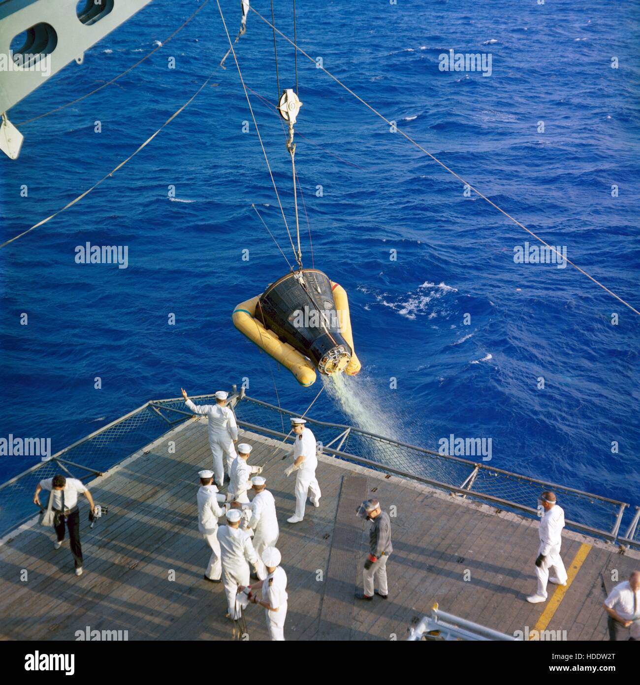 La NASA Gemini-3 navicella spaziale con collare di flottazione è issata a bordo del USN Essex-class portaerei USS Intrepid durante operazioni di recupero dopo un Gemini-Titan 3 prova di volo il 23 marzo 1965. Foto Stock
