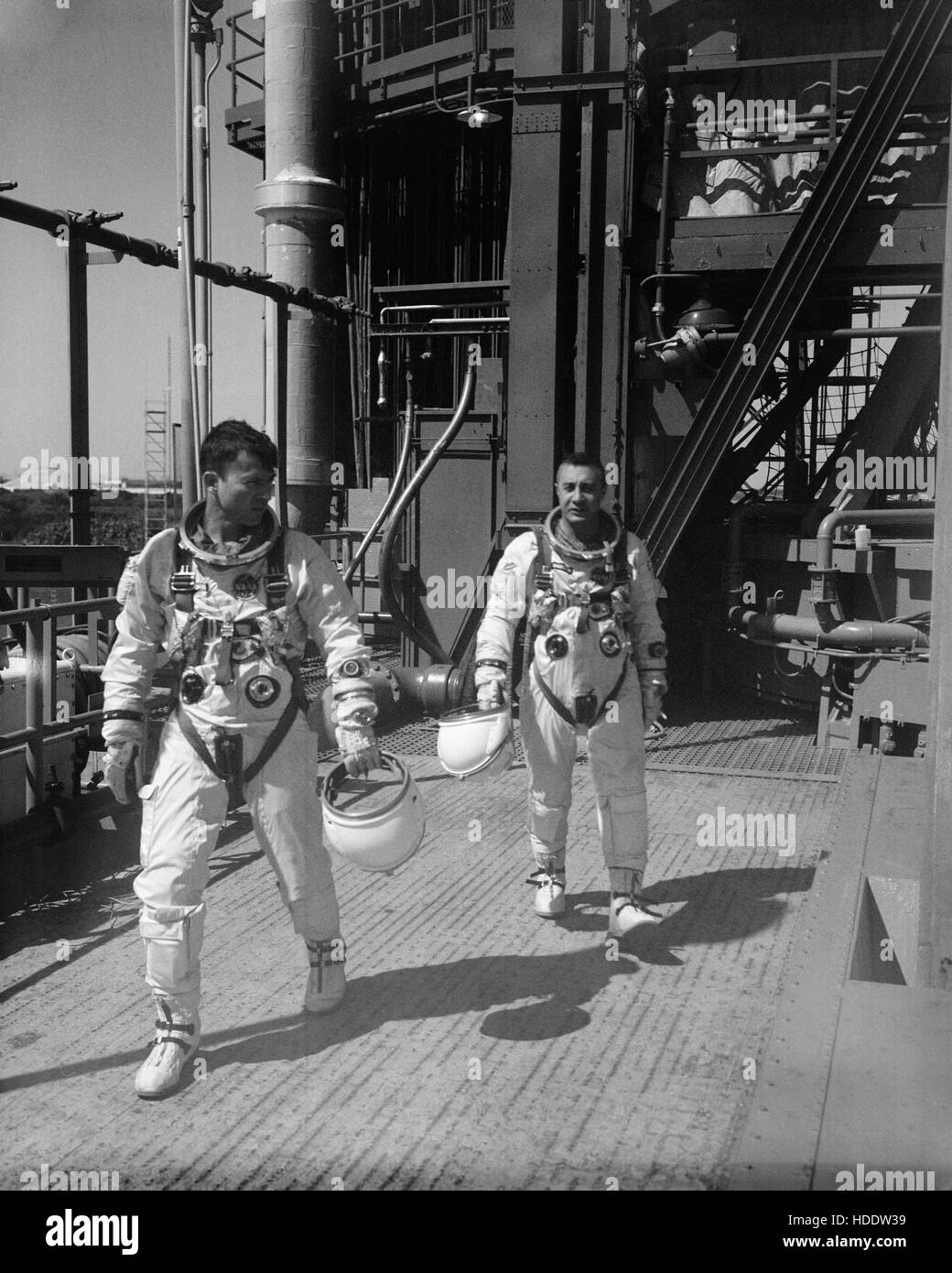 La NASA Gemini-Titan 3 primo equipaggio astronauti John Young (sinistra) e Gus Grissom lasciare il Cape Canaveral Air Force Station launch pad dopo Gemini-3 navicella spaziale le simulazioni di volo 1965 a Cape Canaveral, in Florida. Foto Stock