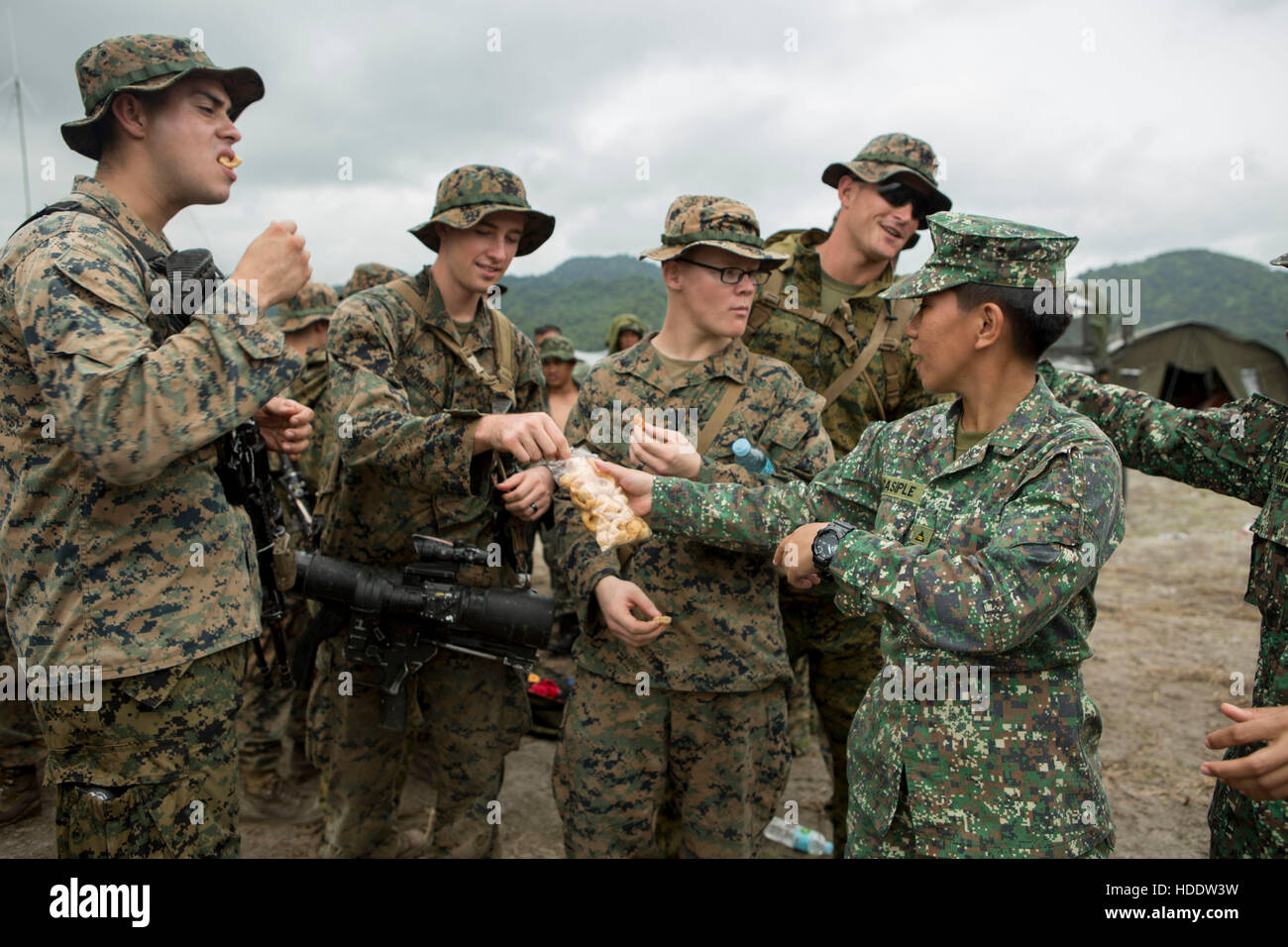 Stati Uniti e Philippine Marines condividere snack durante il filippino Sbarco esercizio presso il colonnello Ernesto Ravina Air Base 7 ottobre 2016 nelle Filippine. Foto Stock