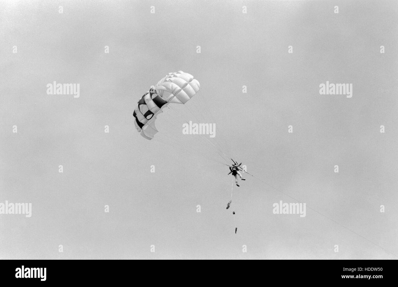 La NASA Gemini-Titan 3 equipaggio di riserva astronauta Wally Schirra paracadute in aria durante la fuoriuscita di acqua para-drop formazione nel 1965 vicino a Galveston Bay, Texas. Foto Stock