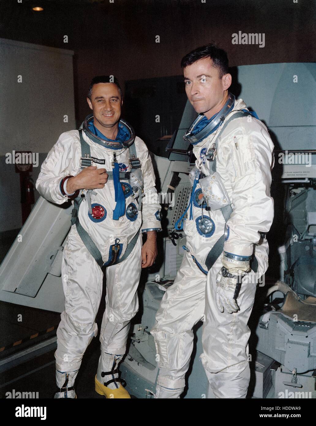 La NASA Gemini-Titan 3 crew astronauti Gus Grissom (sinistra) e John Young durante il volo di prova di simulazione di attività presso il Kennedy Space Center mission control center Febbraio 26, 1965 in Merritt Island, Florida. Foto Stock