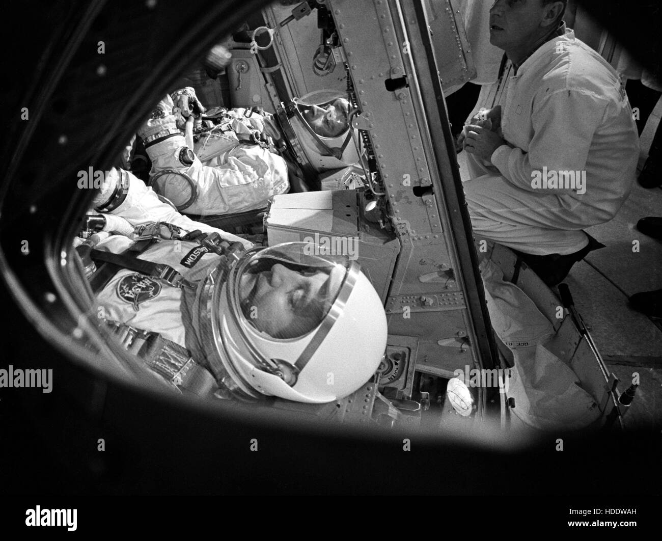 La NASA Gemini-Titan 3 primo equipaggio astronauti John Young (sinistra) e Gus Grissom nel Gemini-Titan 3 veicolo spaziale durante le operazioni di inserimento prima di lanciare alla Cape Canaveral Air Force Station nel 1965 in Cape Canaveral, in Florida. Foto Stock