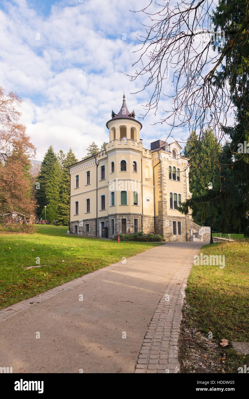 Levico Terme, Italia - 4 Dicembre 2016: Villa Paradiso in stile Art Nouveau nel parco secolare degli Asburgo. Foto Stock
