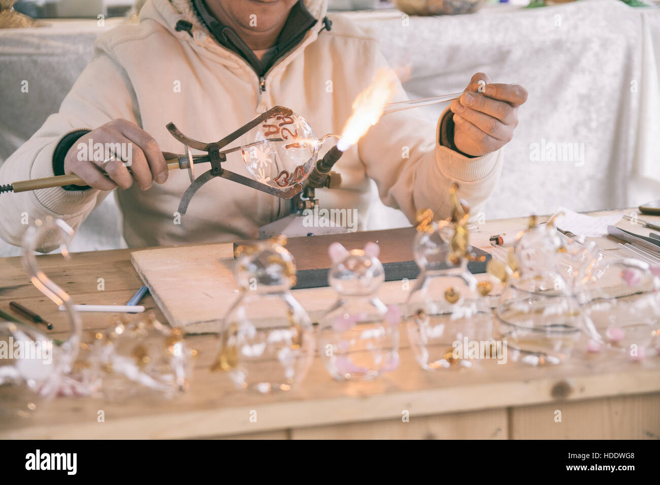 Artigiano decorazione di oggetti in vetro utilizzando una torcia. Foto Stock