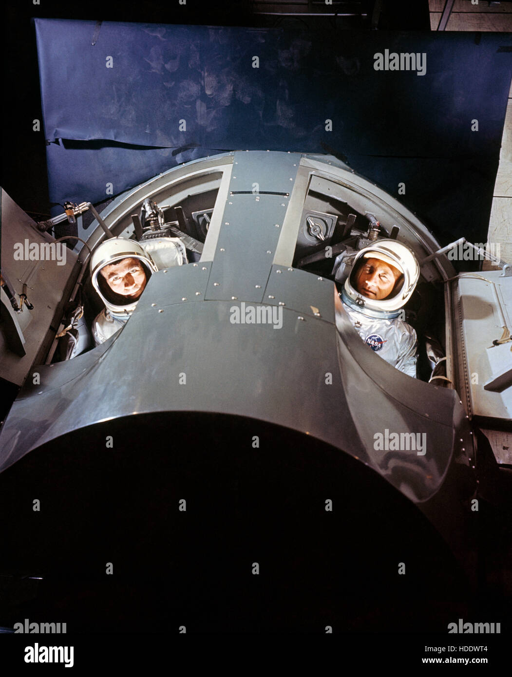 La NASA Gemini Titan 3 primo equipaggio astronauti John Young (sinistra) e Gus Grissom treno all'interno di una missione Gemini simulatore presso il McDonnell Aircraft Corporation Marzo 1964 a St. Louis, Missouri. Foto Stock