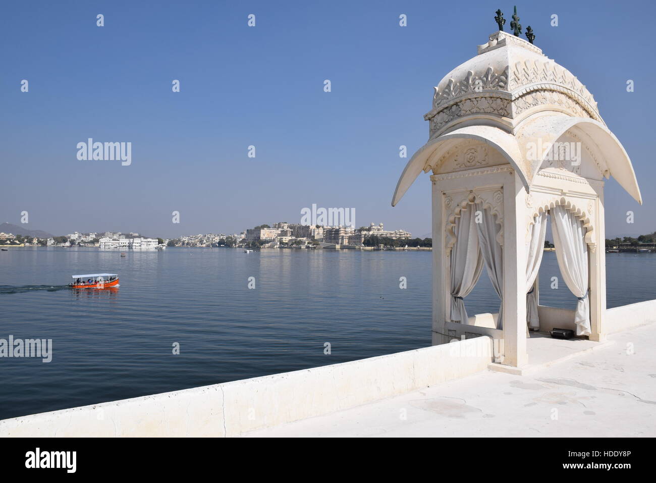 Lago Garden Palace (chiamato anche Jag Mandir) sul lago Pichola in Udaipur, Rajasthan, India Foto Stock