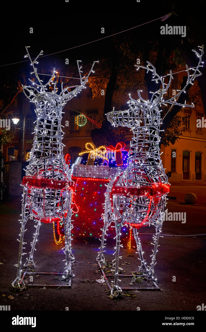 Babbo Natale con la slitta con doni e due renne, decorazione di Natale Foto Stock