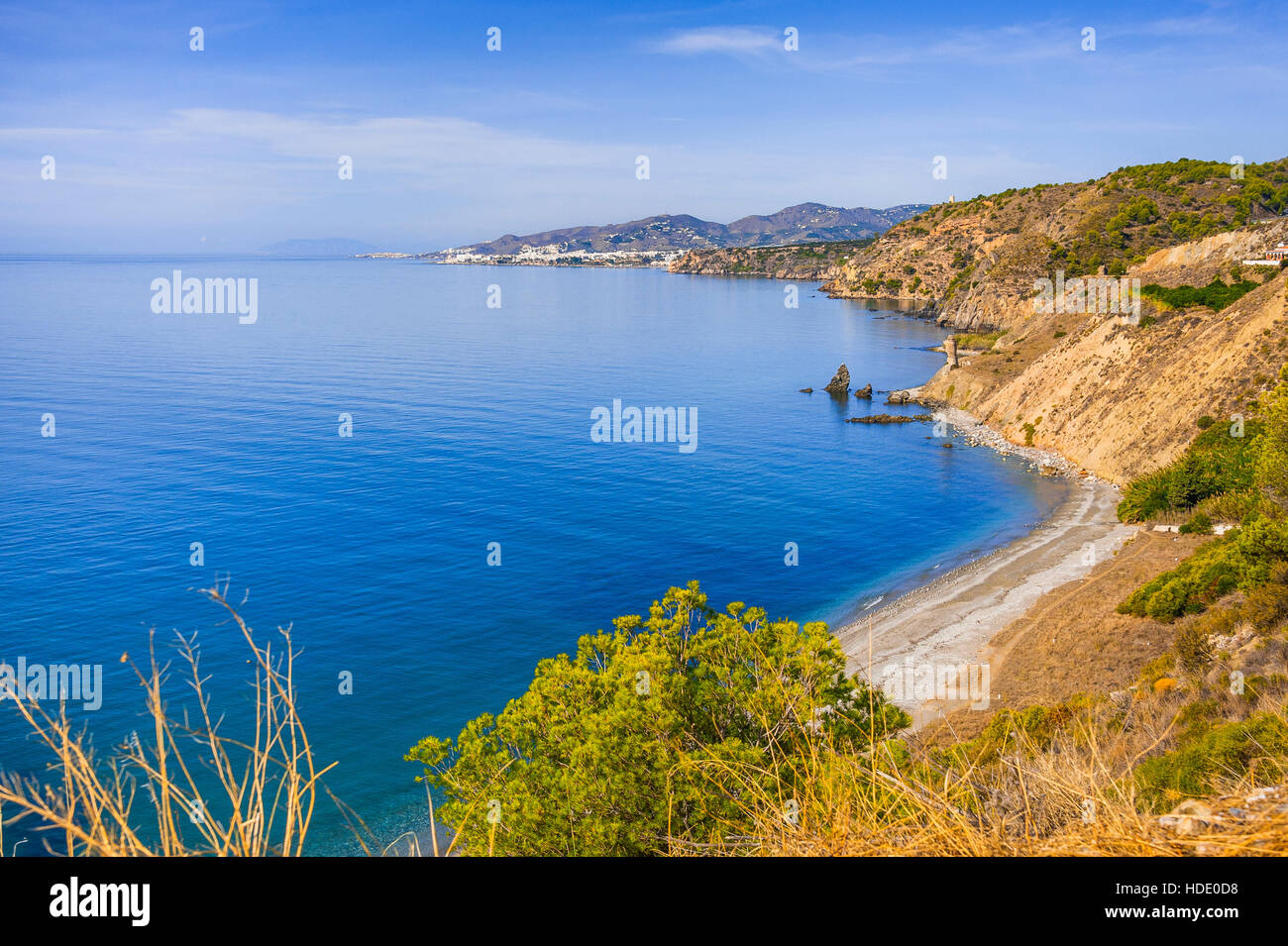 La costa rocciosa con piccole spiagge e torre in rovina tra Nerja e Motril, a Costa del Sol, Andalusia, Spagna Foto Stock
