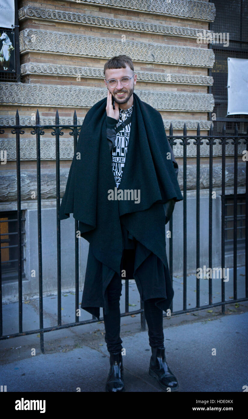 Un turista europeo in visita a Greenwich Village di New York indossando un insieme unico con un capo nero, Foto Stock