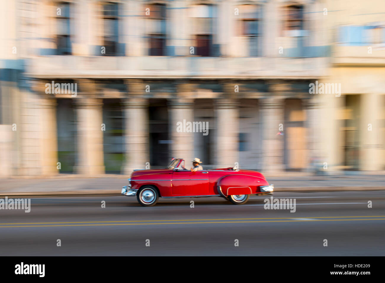 Cuban taxi driver dando pollice fino a guidare lungo il Malecon, La Habana, Cuba Foto Stock