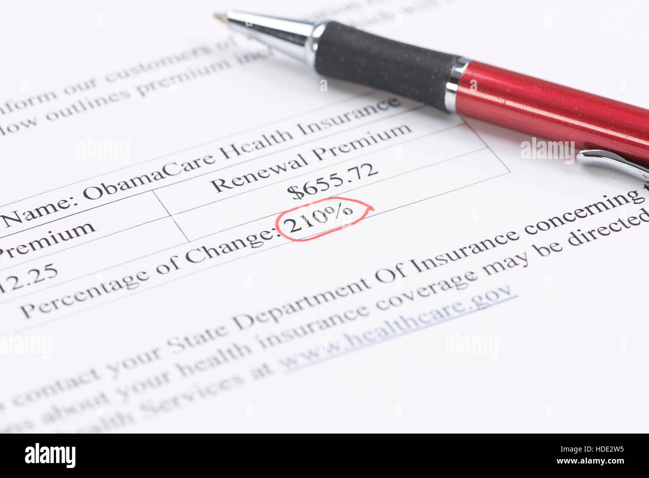 Obamacare ACA lettera di notifica dalla compagnia di assicurazioni per il cliente di aumentare il premio. Documento creato dal fotografo. Foto Stock