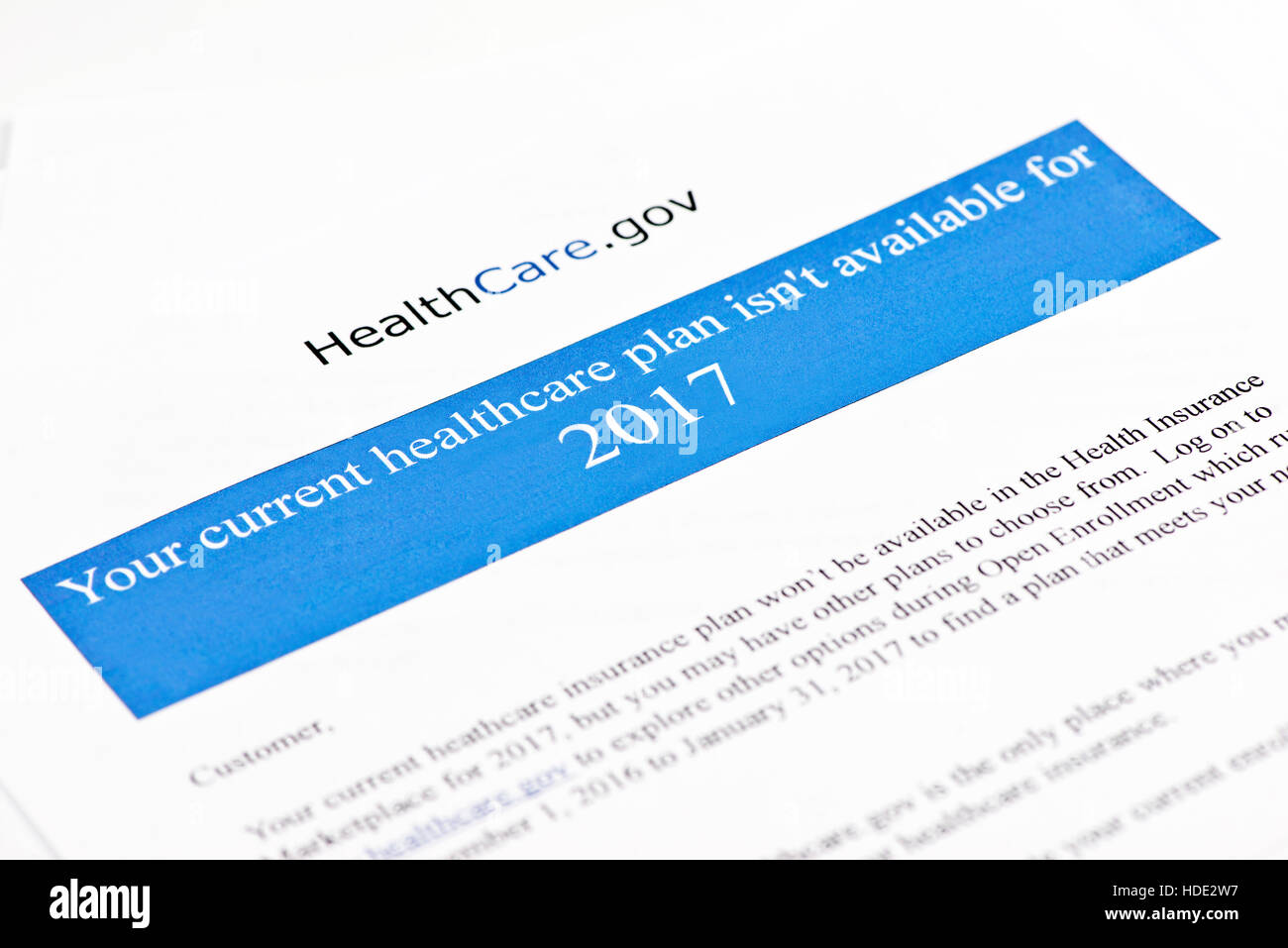 Obamacare ACA lettera di notifica dalla compagnia di assicurazioni per il cliente di aumentare il premio. Documento creato dal fotografo. Foto Stock