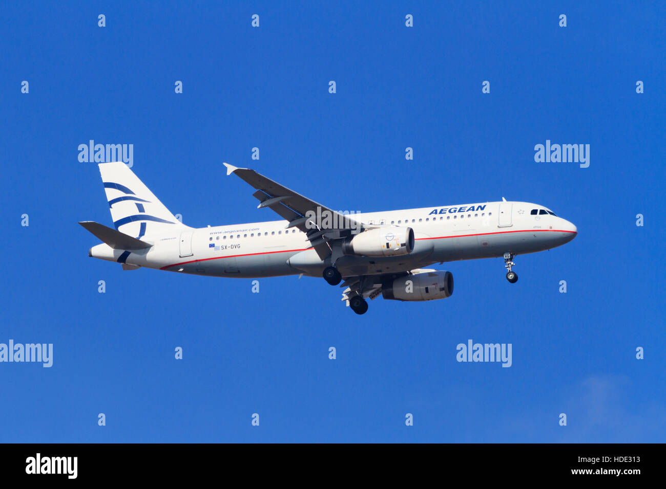 Airbus A320-232 , SX-DVG della compagnia Aegean sull approccio all'aeroporto di Larnaca, Cipro. Canon 7D, Canon 100-400F4 Foto Stock