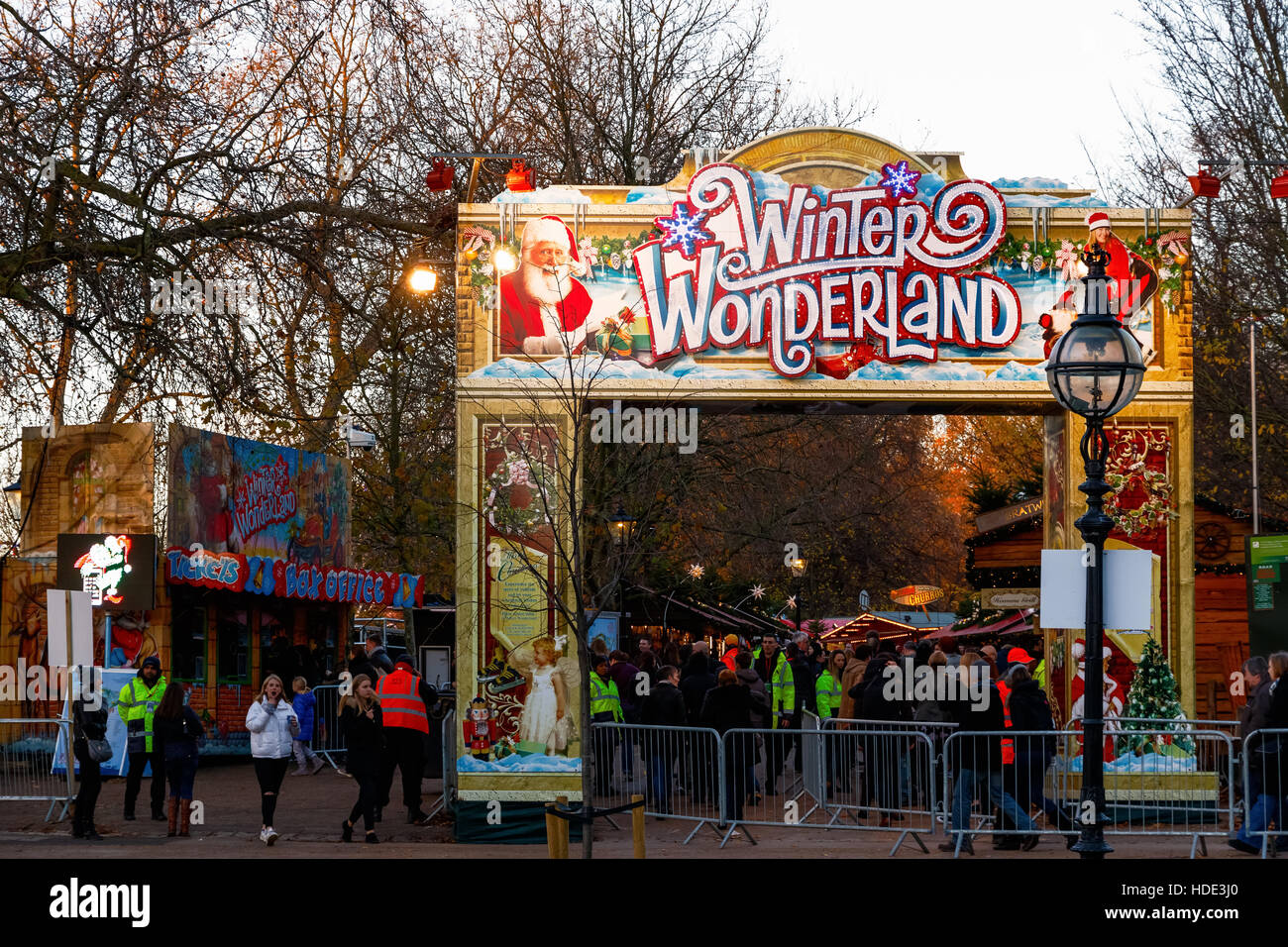 London, Regno Unito - 25 novembre 2016 - folla all'entrata del Paese delle Meraviglie Invernali, una fiera di Natale in Hyde Park Foto Stock