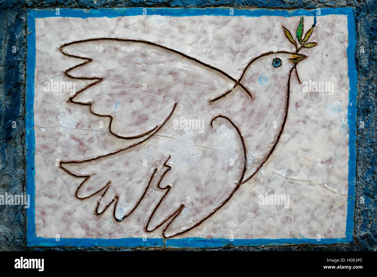 Colomba della Pace piastrella ceramica, simboli di amore, pace o messaggeri. su una parete a Ravello, Italia. Foto Stock