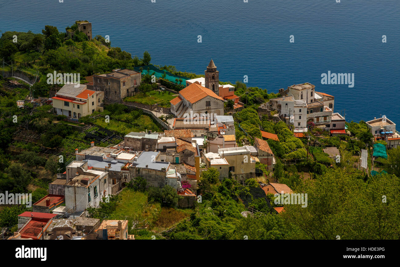 Le colline terrazzate intorno alla città di Ravello sulla costiera amalfitana e il Golfo di Salerno, Italia. Foto Stock