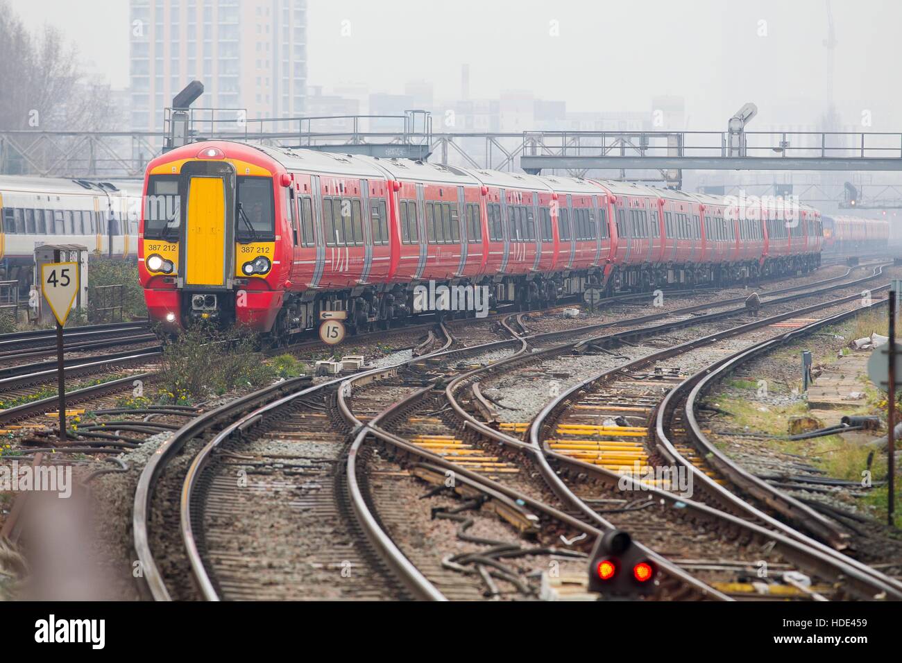 Una classe 387 Treno Gatwick Express che passa attraverso Clapham Junction station in South West London 387212 Foto Stock