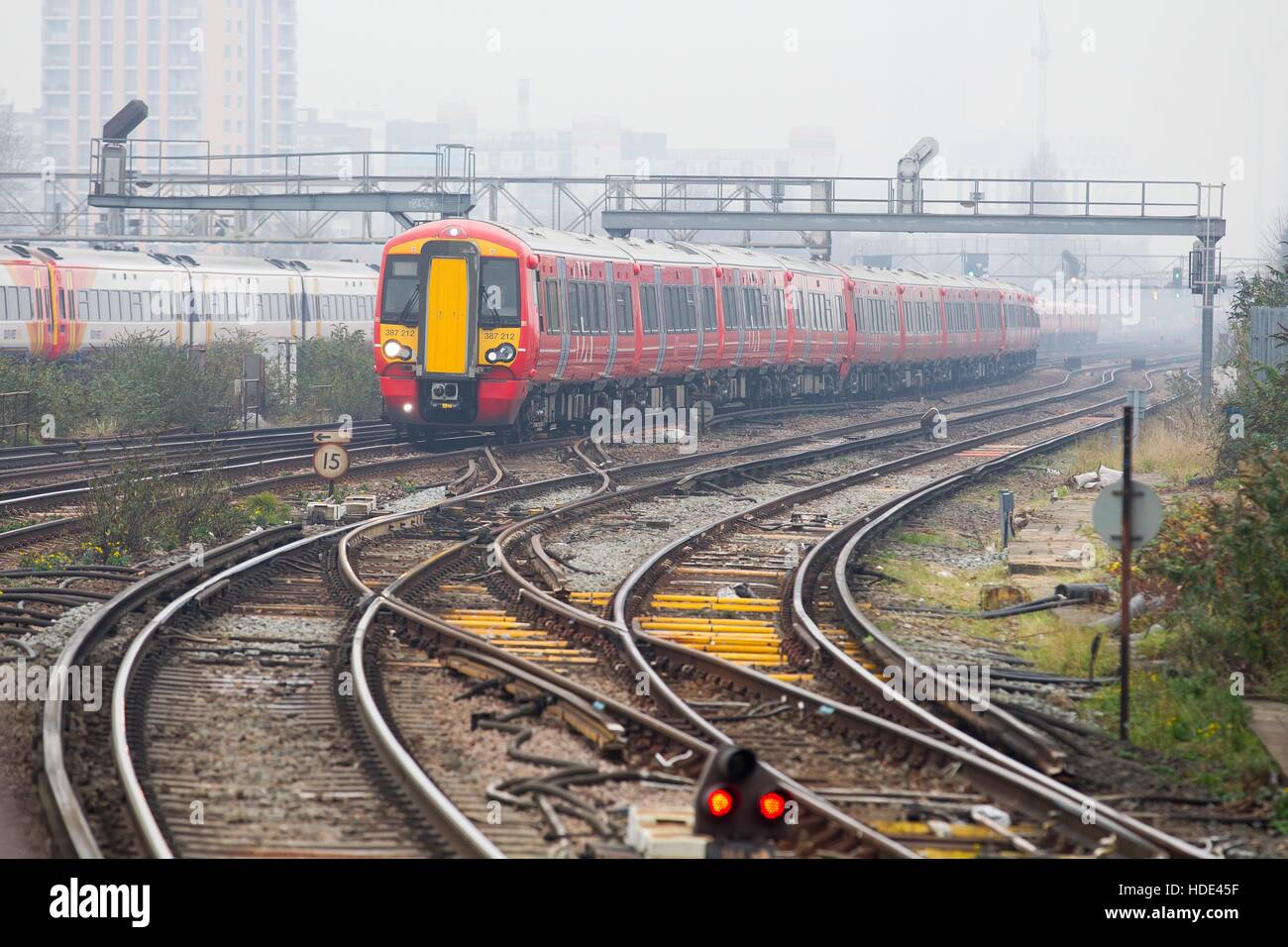 Una classe 387 Treno Gatwick Express che passa attraverso Clapham Junction station in South West London 387212 Foto Stock
