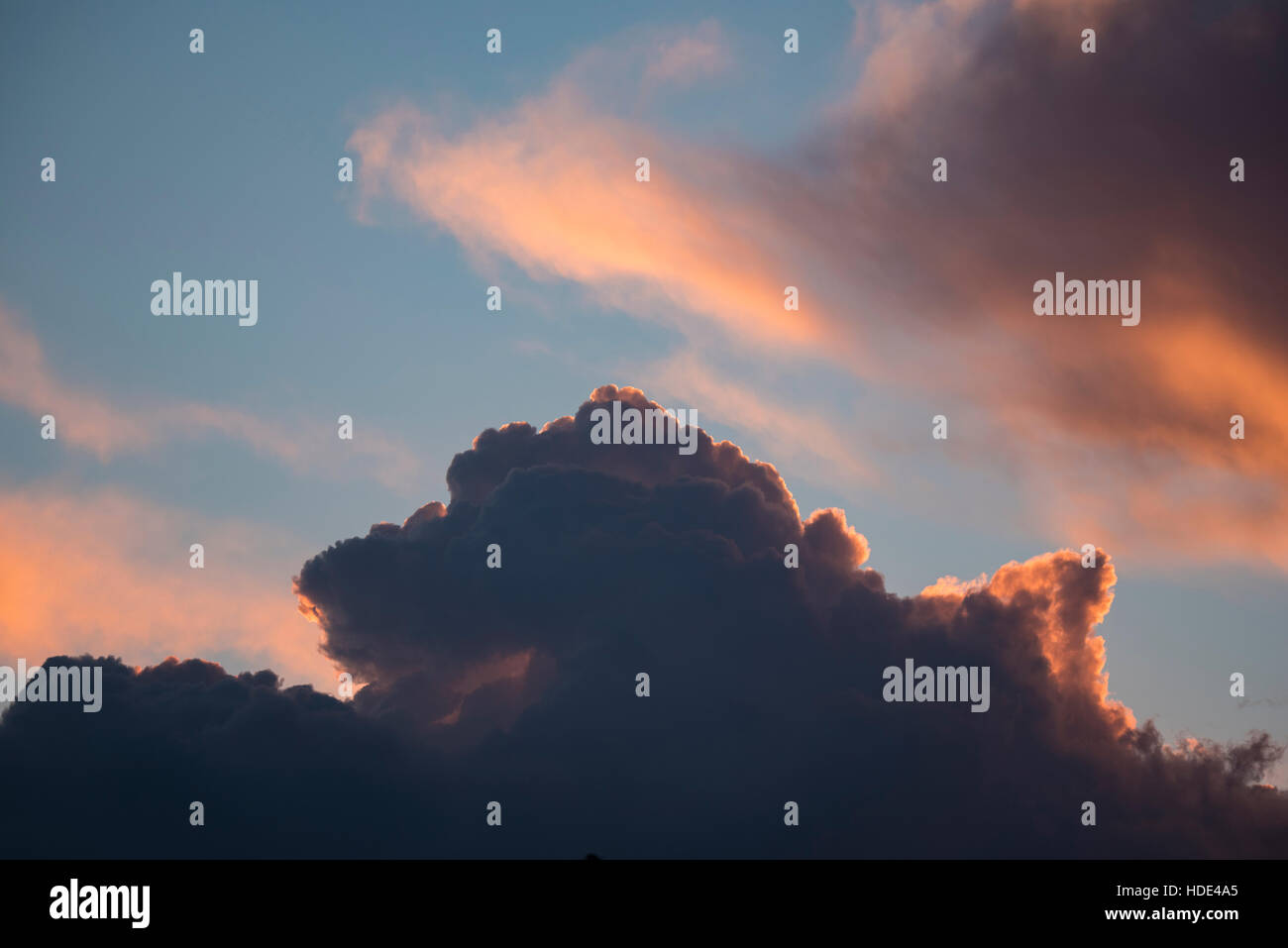 Meteo, nuvole temporalesche salendo al tramonto, Idaho, Stati Uniti d'America Foto Stock
