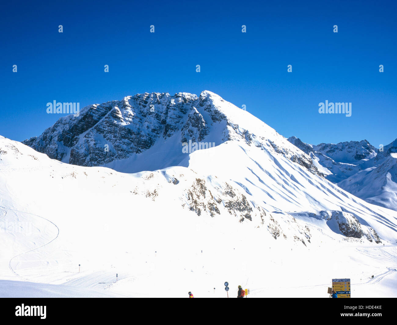 Tracciato di sci passando sotto il Rufispitze sopra Lech e Zurs am Arlberg Austria Foto Stock