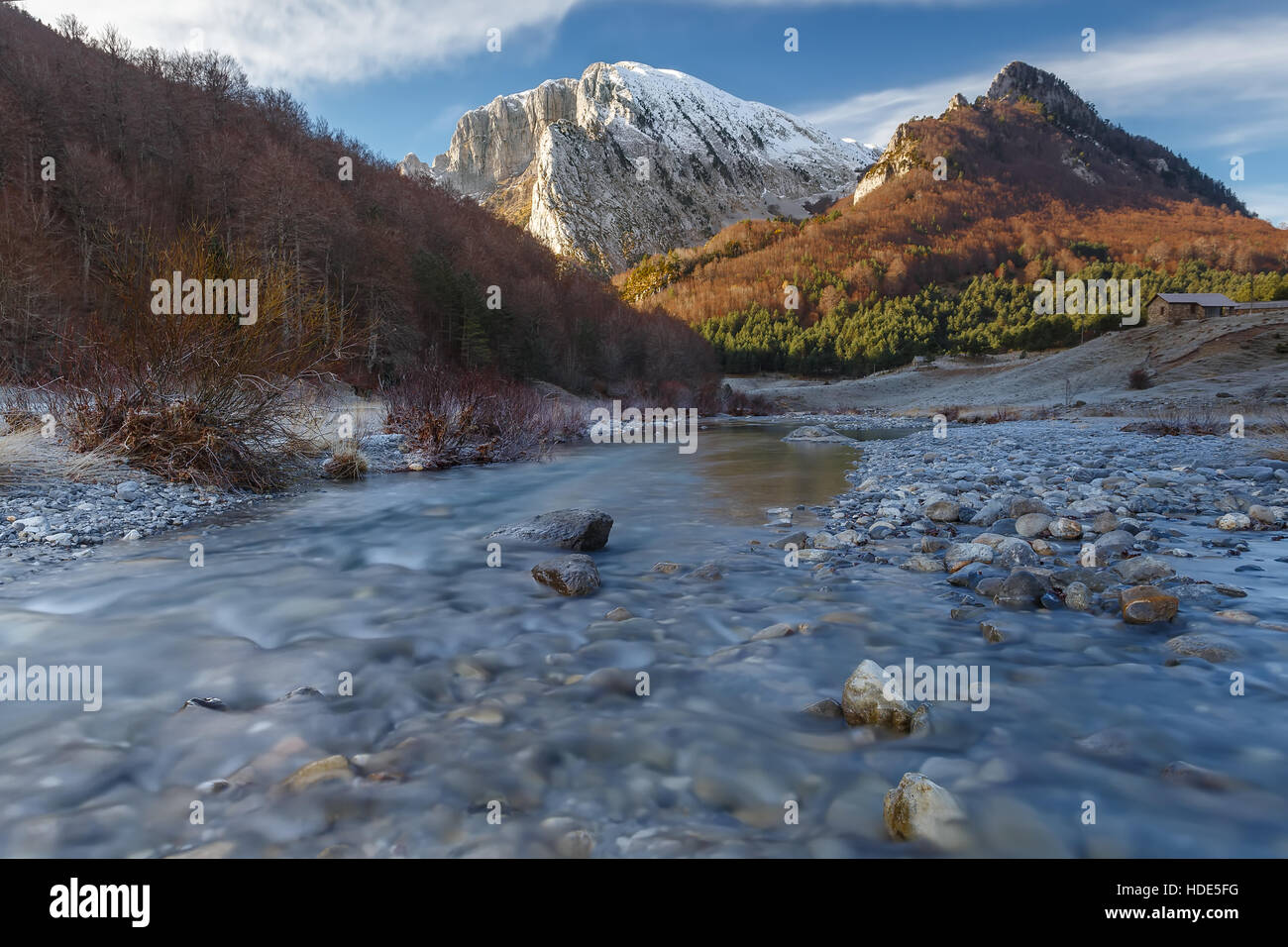 Picco Ezcaurre oltre il fiume in Zuriza Foto Stock