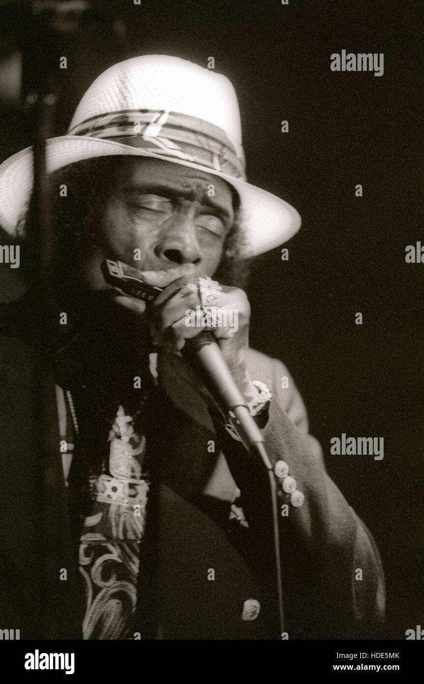 Chicago Blues musicista Junior Wells esegue in Hanford, California durante il 1992. in bianco e nero Foto Stock