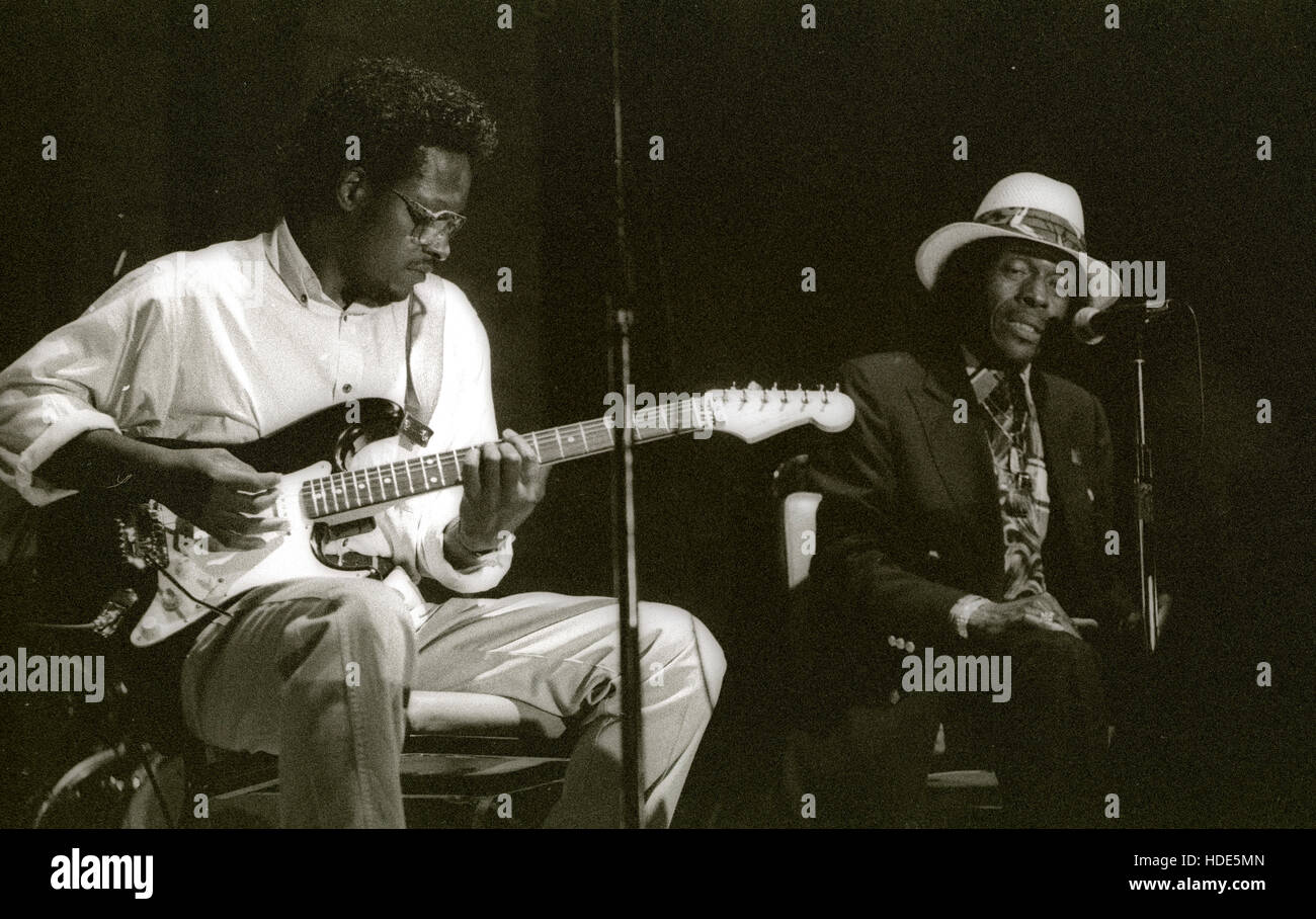 Chicago Blues musicista Junior Wells esegue in Hanford, California durante il 1992. in bianco e nero Foto Stock