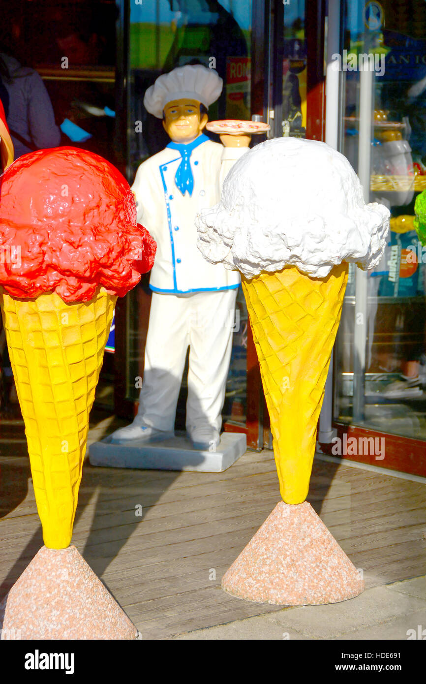 Whitley Bay giant gelato e pizza display Foto Stock