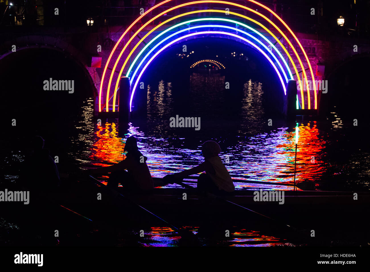 I rematori di passare dall'illustrazione 'Ponte dell'Arcobaleno" da Gilbert Moity durante l' Amsterdam Light Festival 2016 Foto Stock