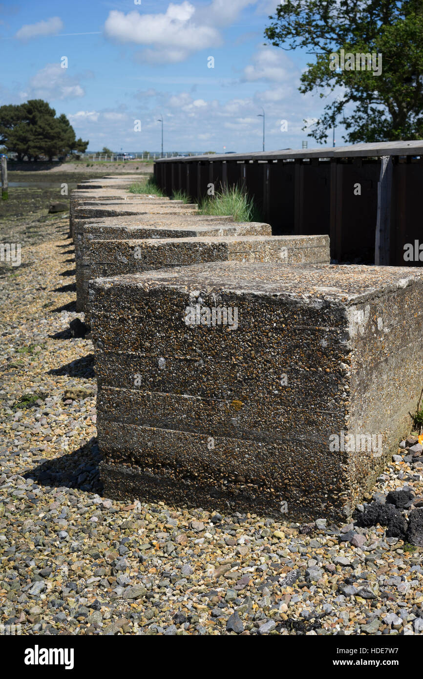 Esempio concreto di seconda guerra mondiale (WWII) anti-serbatoio di invasione trappole sulla riva di Hayling Island in Hampshire, Inghilterra Foto Stock