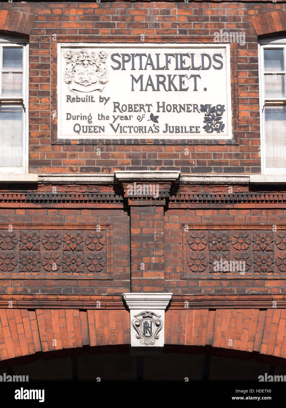 Segno su ingresso Spitalfields Market, Spitalfields East End di Londra un ex fiore e mercato ortofrutticolo e commerciale ora Foto Stock