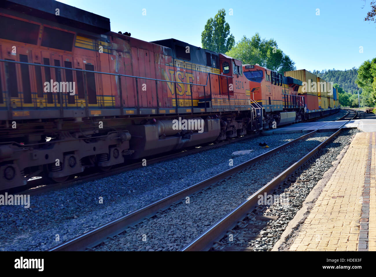 Più BNSF locomotive diesel nel mezzo del treno lungo di container di spedizione a Flagstaff, in Arizona Foto Stock