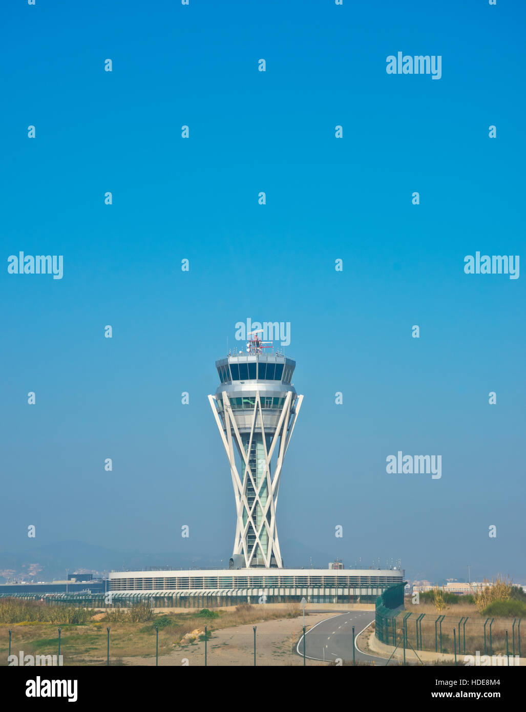 Il controllo del traffico aereo torre presso un aeroporto Foto Stock