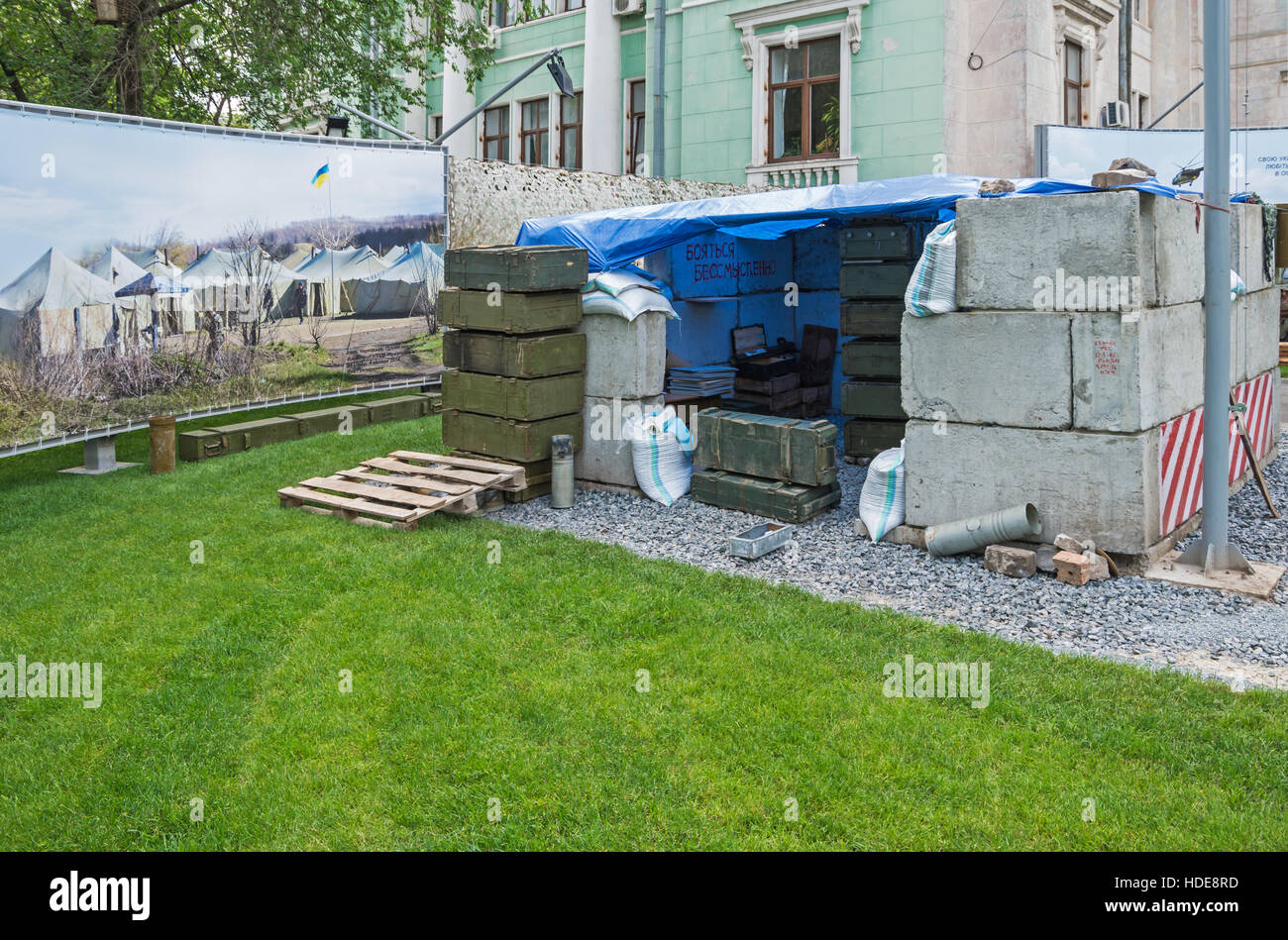 Dnepropetrovsk, Ucraina - 19 Maggio 2016: Open Air Museum dedicata alla guerra in Donbass. Layout realistici checkpoint ucraino forze armate Foto Stock