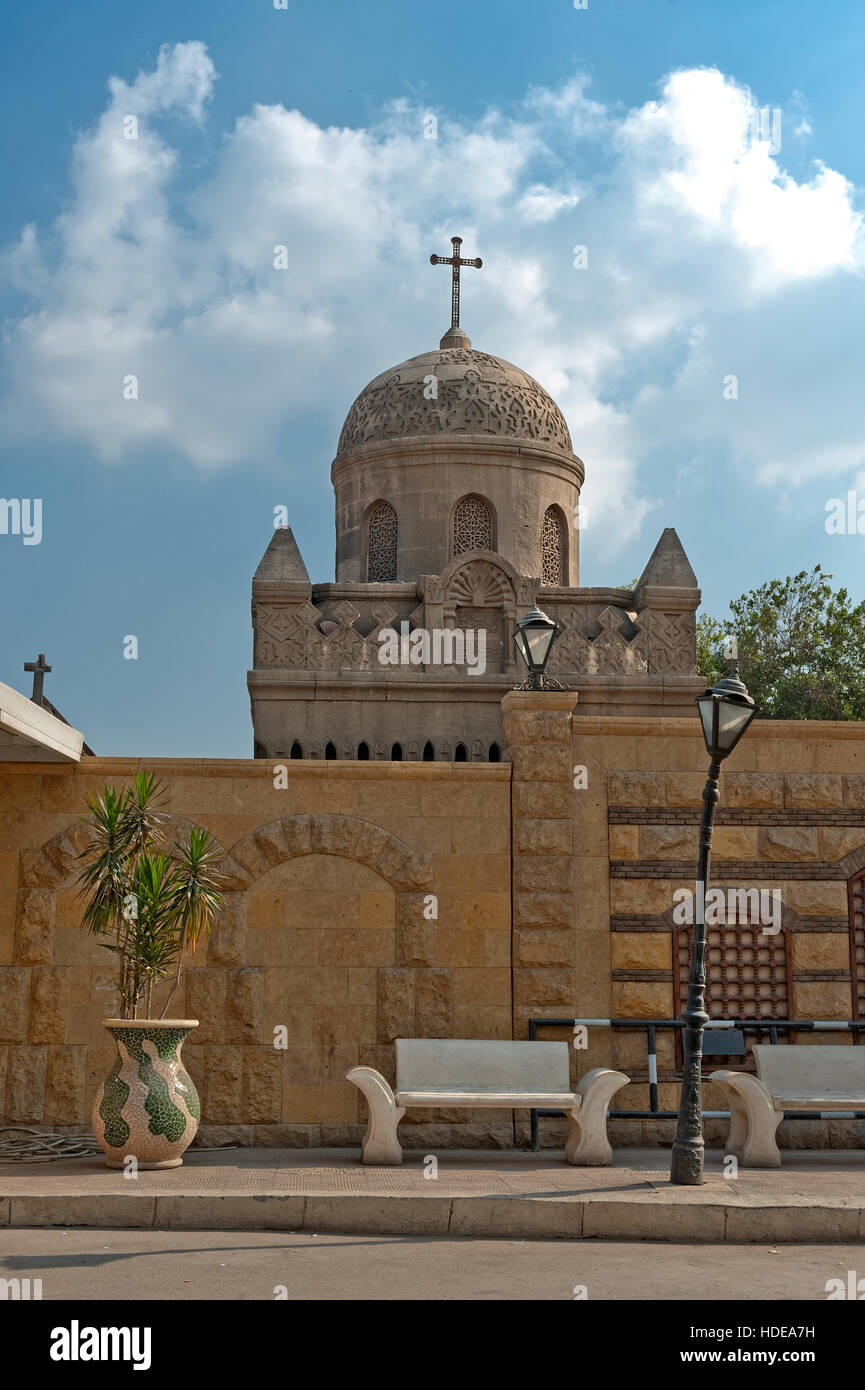 Il marciapiede panchina dalla chiesa a cupola Foto Stock
