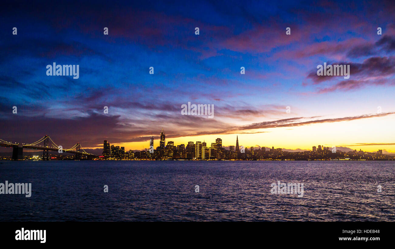 La città di san francisco luci con drammatica nuvole al tramonto, California Foto Stock