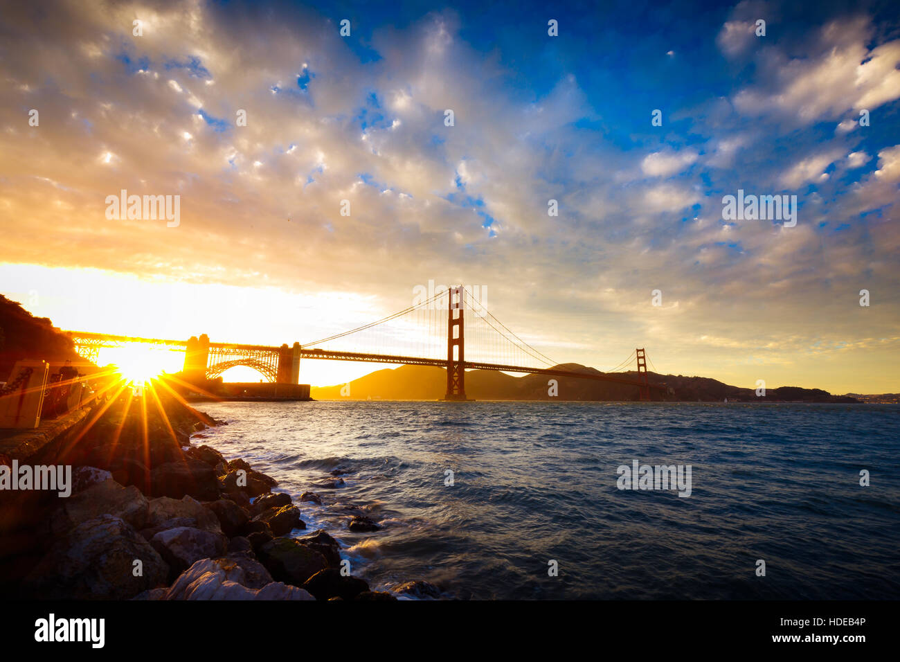 Tramonto al Golden Gate Bridge con Sun, starburst a San Francisco, California Foto Stock