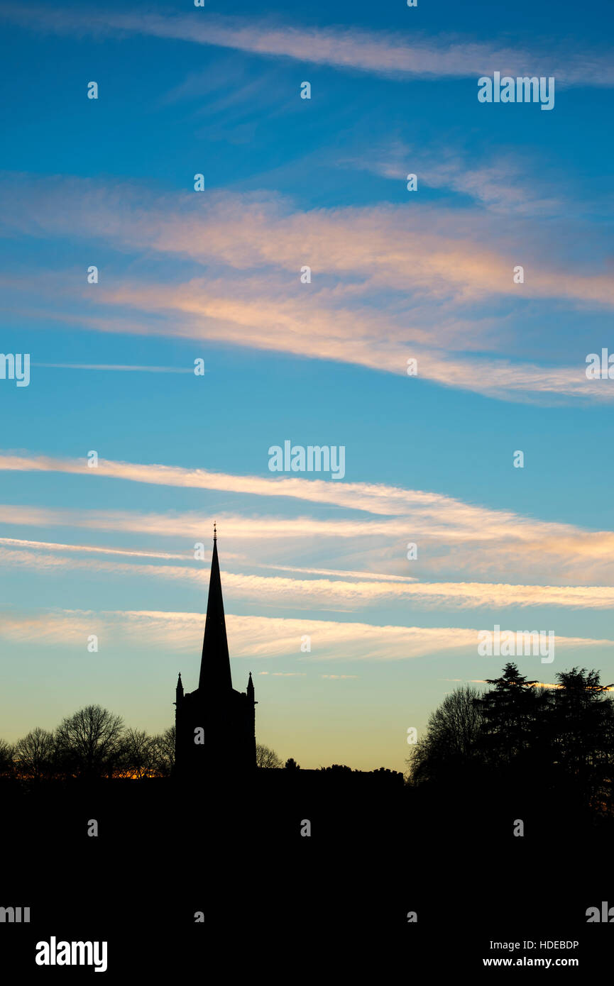 La Chiesa della Santa Trinità al tramonto. Stratford upon Avon, Warwickshire, Inghilterra. Silhouette Foto Stock