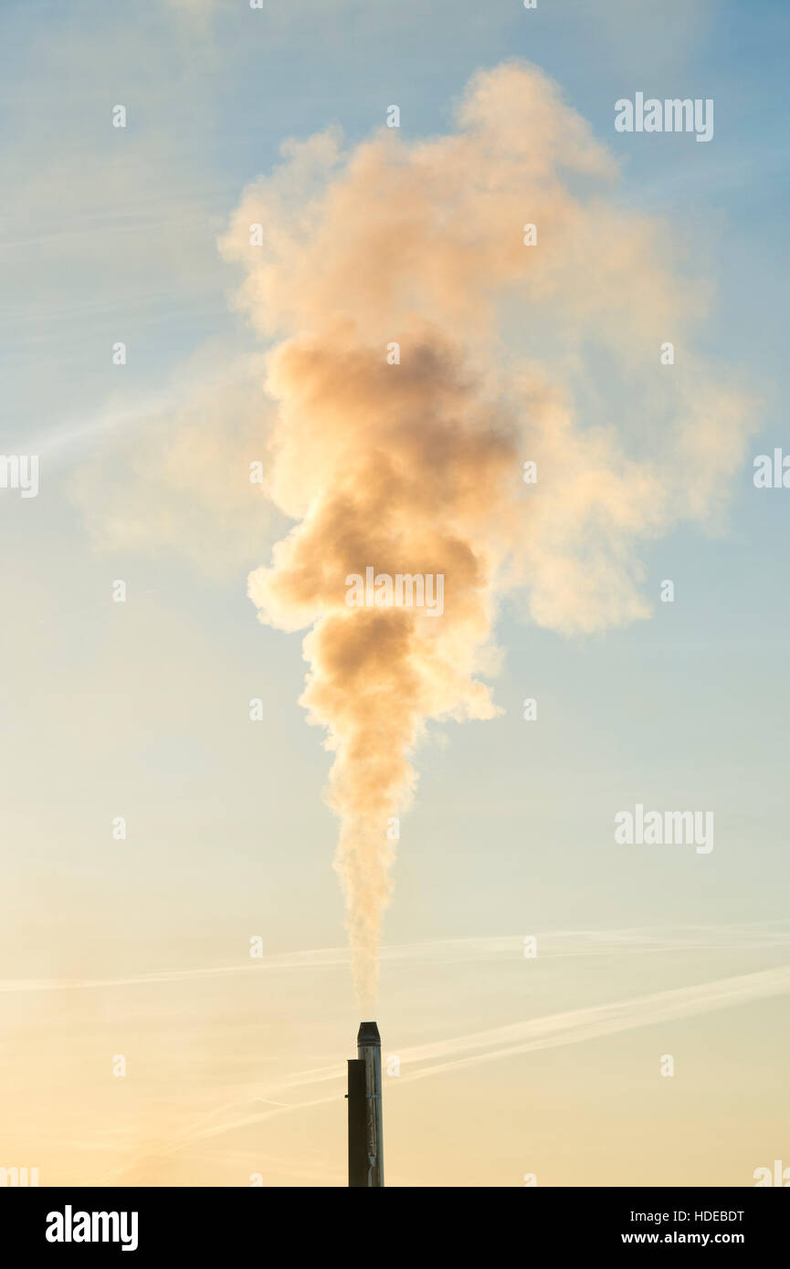Camino industriale di fumo all'alba. Regno Unito Foto Stock