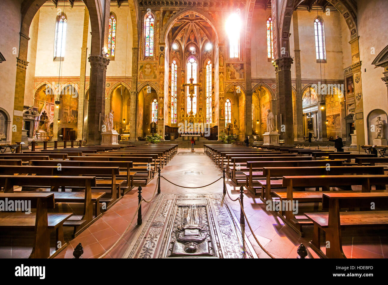 La navata centrale della Basilica di Santa Croce a Firenze Italia Foto Stock