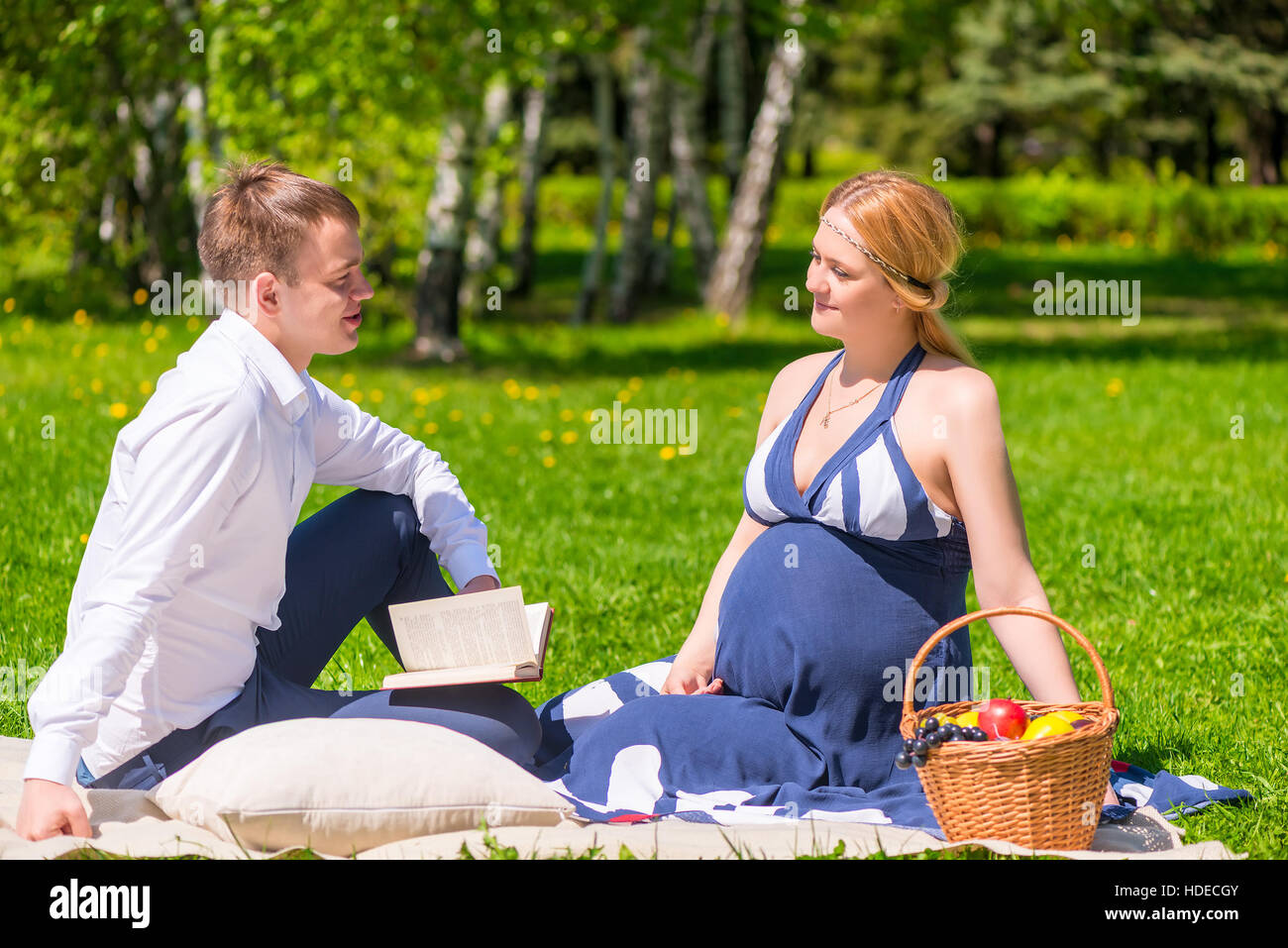 Coppia di sposi in attesa di un bambino a trascorrere del tempo nel parco Foto Stock