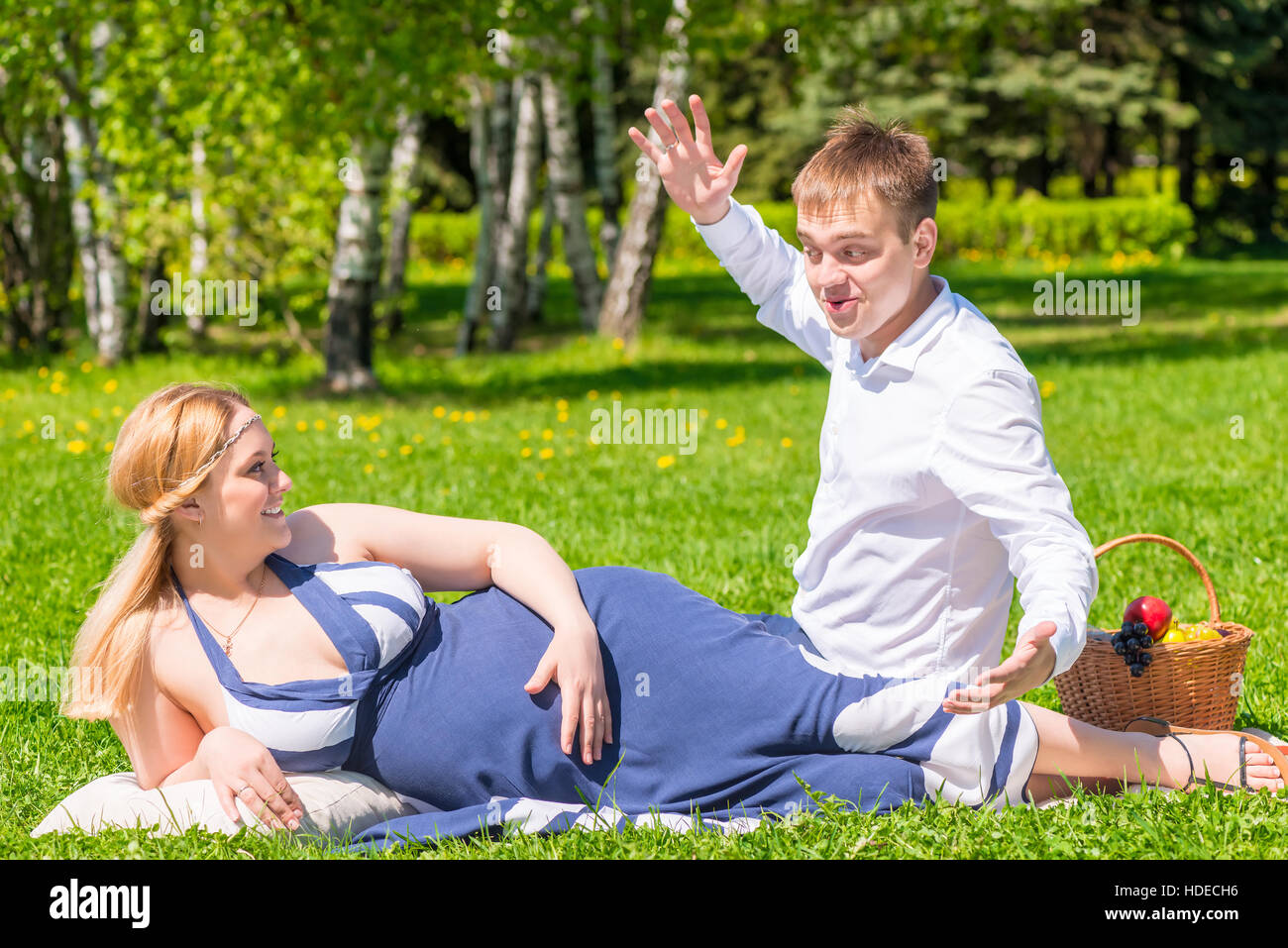 L'uomo racconta la sua moglie incinta una storia divertente su un picnic Foto Stock