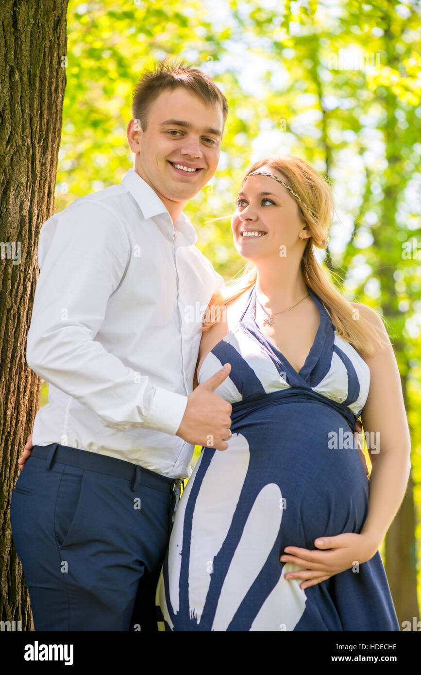 Giovane bella coppia in attesa per la nascita di un bambino Foto Stock