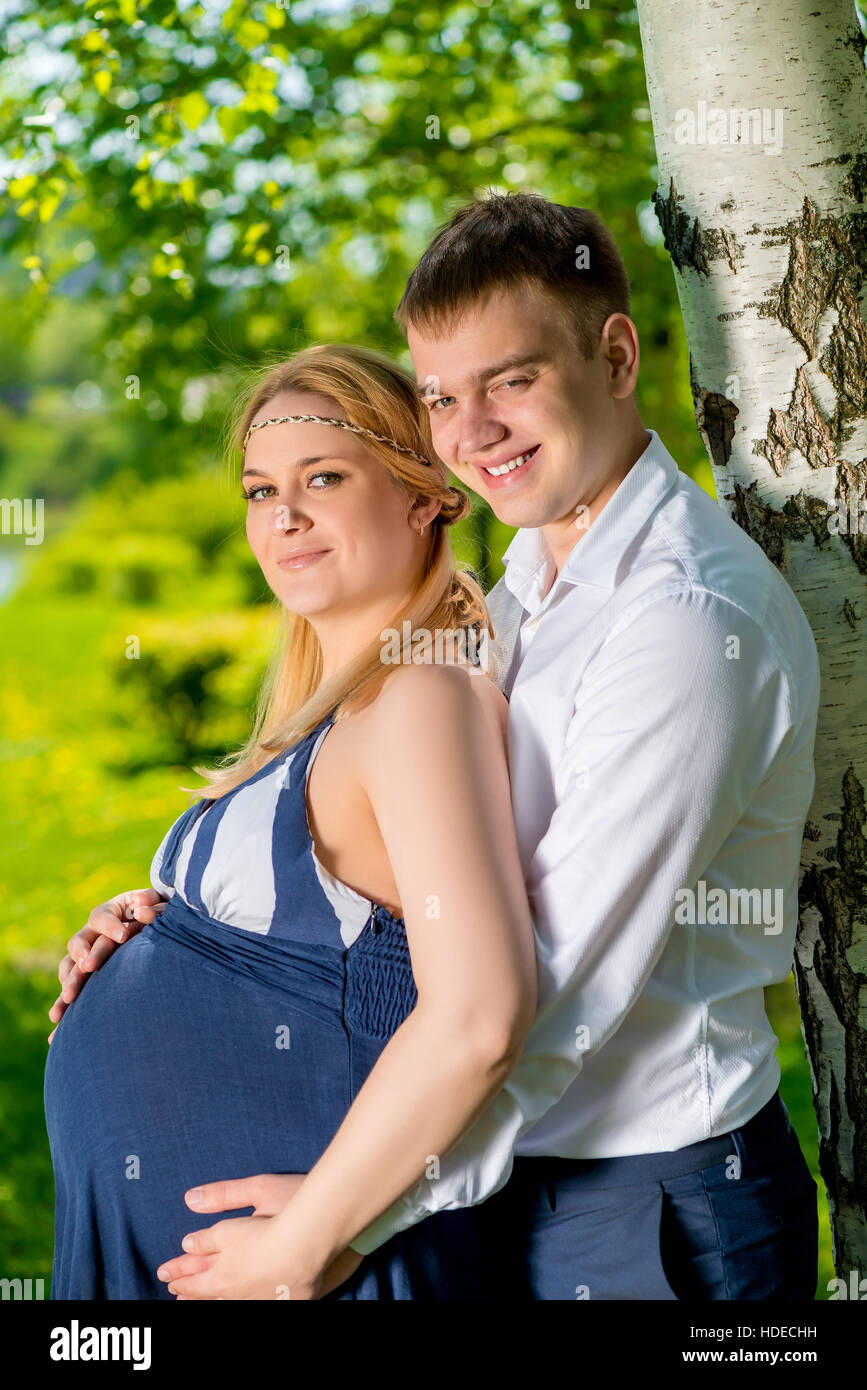 Sposi novelli in attesa del primo figlio, una passeggiata nel parco Foto Stock
